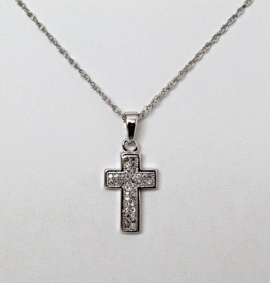 Cruz de diamantes naturales pequeña de oro blanco macizo de 10 quilates de 1/8 quilates con cadena de oro blanco de 14 quilates Foto 1 de 4