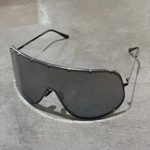 RICK OWENS Rick Owens ESCUDO GAFAS DE SOL Escudo Gafas de sol Gafas Rick Owens Bla - Imagen 1 de 8
