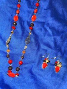 ^CHAPS NECKLACE/EAR RING SET 15 1/2 IN RED & WOODEN BEADS, GOLD TONED - Picture 1 of 8