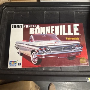Trumpeter 1:24 1960 Pontiac Bonneville Convertible Coupe Sealed Model Kit #02501 - Bild 1 von 15
