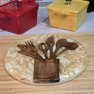 Remache de resina Lucite vintage de los años 70 con cucharas y pajita incrustadas MCM decoración de cocina Foto 1 de 4