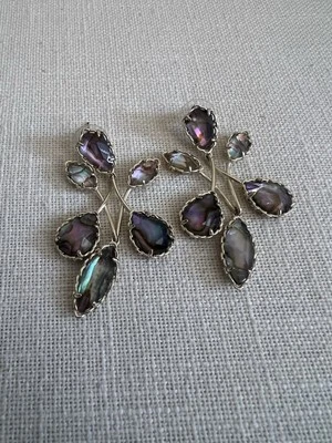 Aretes Kendra Scott Gwenyth con marcos de plata en abulón violeta Foto 1 de 3