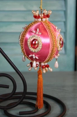 Vintage Años 60-70 Cuentas Pushpin Rosa Adorno Perlas Oro Trenza Hilado Seda Foto 1 de 4