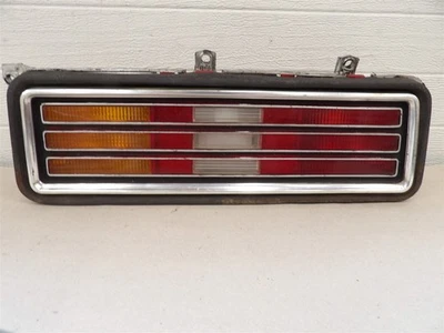 ЗАДНИЙ ФОНАРЬ СО СТОРОНЫ ПАССАЖИРА ПОД ПРАВУЮ РУКУ PONTIAC VENTURA II 1975-1977 ОТ ОРИГИНАЛЬНОГО ПРОИЗВОДИТЕЛЯ ХОРОШЕЕ СОСТОЯНИЕ ТОВАРА - Изображение 1 из 4