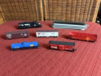 Locomotora Walthers Norfolk Southern Operation Lifesaver #877 con autos y pista Foto 1 de 4