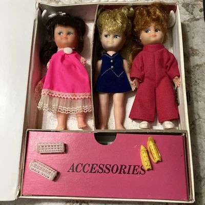 Vintage 1970 Uneeda Miki Grow Hair Doll 2 Extra Friends wWardrobe Case & Rollers - Image 1 of 4