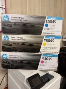 Set toner 3 pezzi NUOVO SIGILLO ORIGINALE HP - Samsung CLT-504 C504S M504S Y504S - Foto 1 di 1