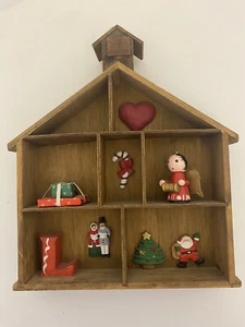 Casa scuola in legno a tema natalizio con statuette in miniatura - Foto 1 di 3