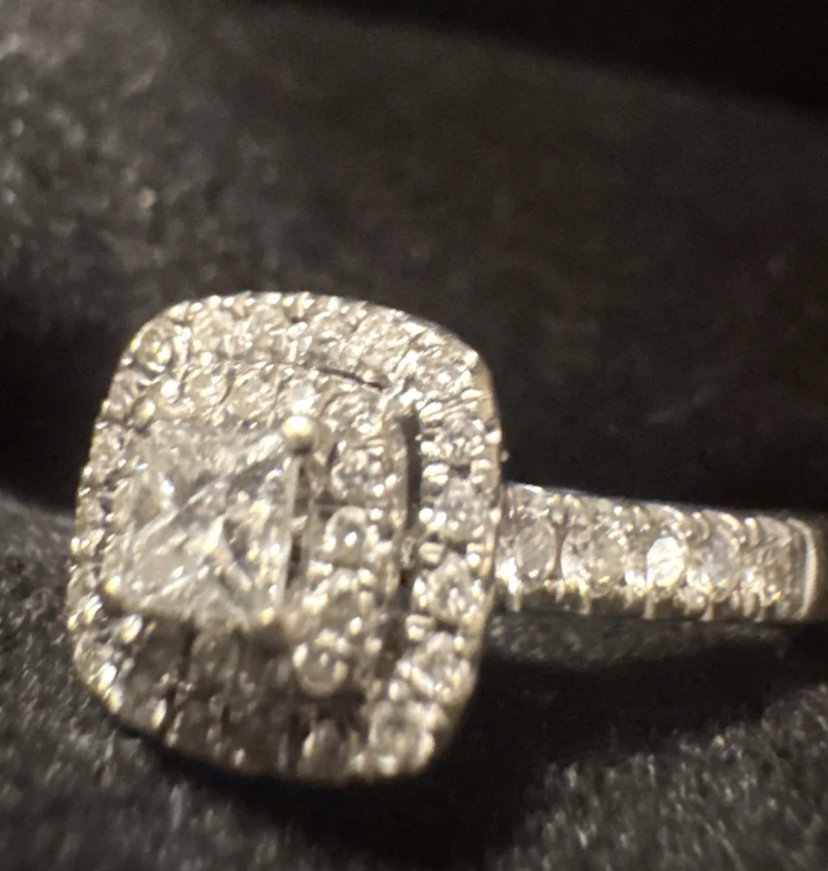 Anillo de compromiso de diamantes de 1/2 quilate doble princesa y oro blanco de 14 quilates talla redonda Foto 1 de 4