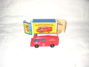 Matchbox #57 Land Rover Fire Truck 1966 come nuovo, rosso con decalcomanie Kent in scatola "E" ottime condizioni - Foto 1 di 6