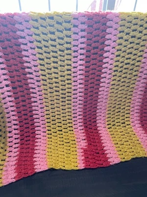 Ganchillo a mano amarillo afgano, rosa, rojo Foto 1 de 3