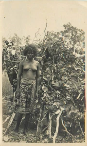 Topless, semidesnudo negro africano? Foto postal con lindos entre sus pechos - Imagen 1 de 4