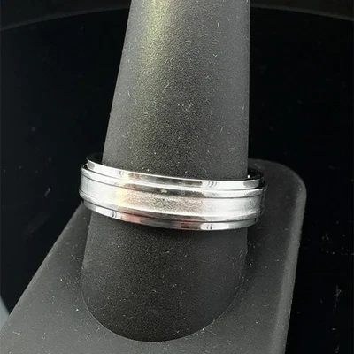 Banda de oro blanco y acero inoxidable de 10 quilates para hombre de 6,0 mm de ancho 6,6 g tamaño: 10,7 (WCP030649) Foto 1 de 3