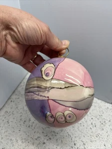 Adorno de porcelana pintado a mano Frederick Frances 1986 41/2 W x 51/2 L. - Imagen 1 de 7