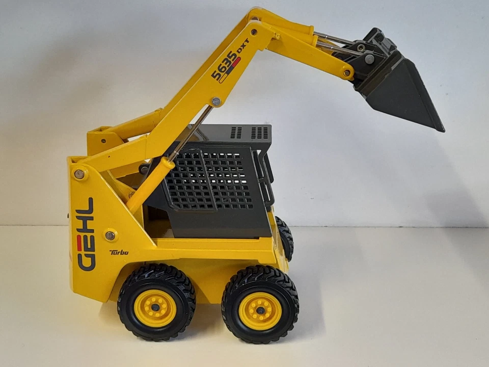 Joal 40011JO miniscavatore GEHL 5635 DXT  1/25 - Immagine 1 di 2