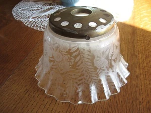 Paralume in vetro vintage inciso design floreale smerigliato con attacco porta paralume ottone - Foto 1 di 14
