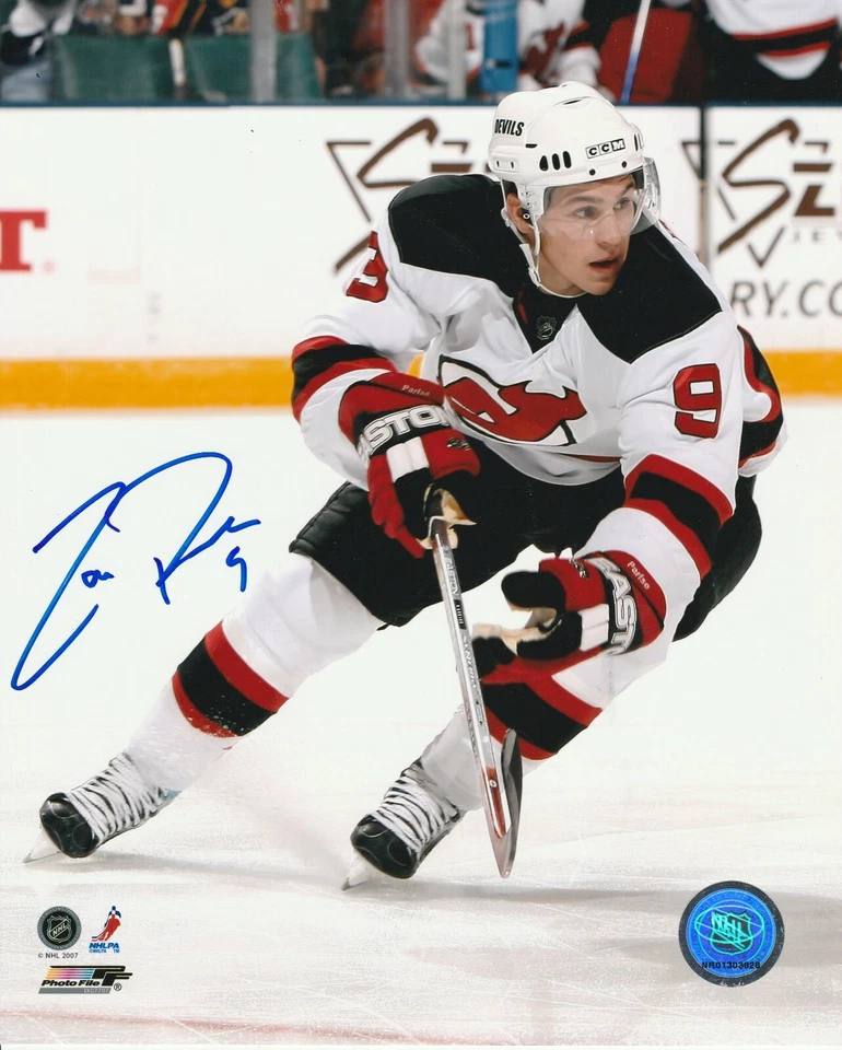 ZACH PARISE SIGNED NEW JERSEY DEVILS 8X10 PHOTO A - Image 1 of 1