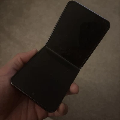 Samsung Galaxy Z Flip5 SM-F731B - 256GB - Main Screen Broken -All other parts ok - Image 1 of 3