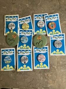 Big Fish The Play Merchandise neun Magnete zwei Pins 1 Tasche - Bild 1 von 5