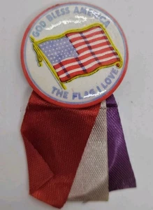 Prendedor patriótico con cinta "Dios bendiga a Estados Unidos la bandera que amo" frente interno de la Segunda Guerra Mundial de Estados Unidos - Imagen 1 de 7