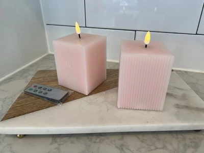 Juego de 2 lindas velas rosa acanaladas sin llama. Temporizador y mando a distancia. Foto 1 de 4