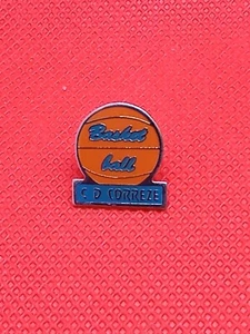 PINS PIN'S LAPEL PIN BADGE COLLECTION VINTAGE LOGO BASKET BALL C.D CORREZE - Foto 1 di 2