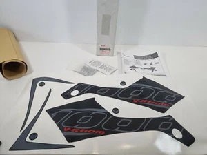 Calcomanías de panel de tanque de combustible Suzuki DL1000 Vstrom 14 - 16 990D0-31J07-PAD - OE genuino - Imagen 1 de 6