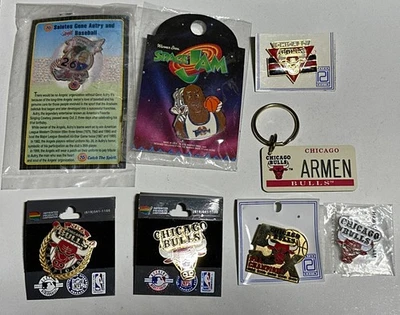 PINS CHICAGO BULLS NBA LOT OF 8 - Image 1 of 4