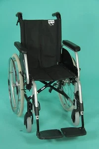 Rollstuhl Meyra mit Begleitpersonbremse Faltfahrer SB 40 cm faltbar #9574 - Bild 1 von 10