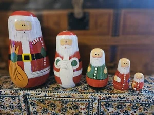 SCHÖNES VINTAGE SET WEIHNACHTSMANN NESTCHEN STAPEL MIT 5 HOLZFIGUREN - Bild 1 von 19
