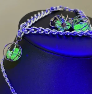 Uranium 18in German Necklace Glowy Glass , Bracelet & Clip Earrings Set w/Broach - Picture 1 of 11