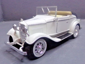 Ford Modelo 18 V-8 Cabriolet 1932 escala 1:32 diecast convertible blanco - Imagen 1 de 7