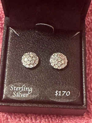  Aretes con halo de diamantes Macy's en racimo (1/10 qt. t.w.) en plata de ley Foto 1 de 2