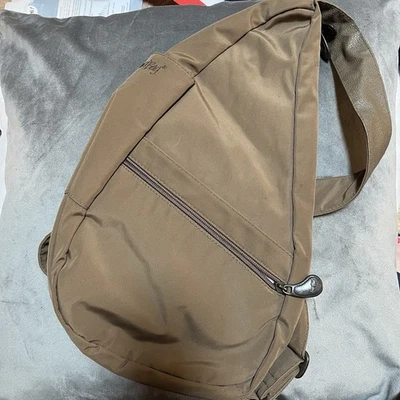 "Bolso Bandolera Estilo Eslinga Saludable Ameribag Taupe 15""" Foto 1 de 4