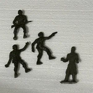 Figuras pequeñas de plástico verde vintage de hombre del ejército - Imagen 1 de 7
