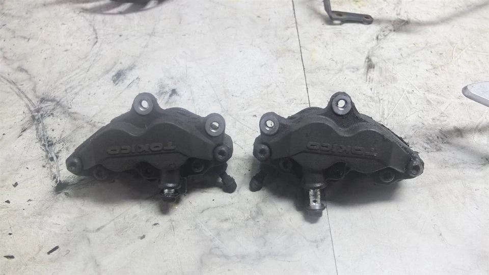 Pinças de freio dianteiras 07 Suzuki GSF1250 GSF 1250 S Bandit - Imagem 1 de 4