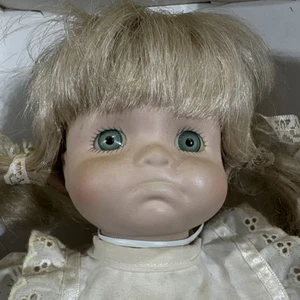 Rosy - Seymour Mann Connoisseur Collection Porzellan Puppe Rosenkleid mit Ständer Vintage - Bild 1 von 5