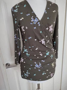 🎀BODEN BLOUSE S/M,10/12 PETITE WRAP STYLE JERSEY OLIVE GREEN/BLUE-PINK FLOWERS - Picture 1 of 14