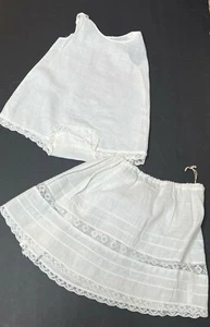 Antike Puppe halber Slip und passender einteiliger Strampler Unterkleid mit Knopf - Bild 1 von 8