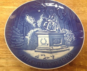 Bing & Grondahl 1988 Plato de Navidad Danés en el Jardín Estatua Sin Caja Azul Blanco - Imagen 1 de 1