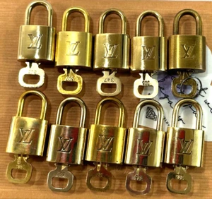 Louis Vuitton Cadena Vorhängeschloss & Schlüssel goldfarben Messing gebraucht Nr. Zufälliges 10er Set - Bild 1 von 17