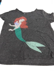 Disney The Little Mermaid black pocketed T-shirt juniors sz XL - Bild 1 von 2