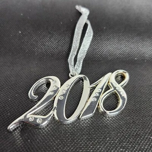Ornamento numero anno 2018 Harvey Lewis tono argento con cristalli Swarovski - Foto 1 di 5