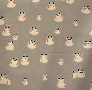 Tessuto Cotone + Acciaio HOME SWEET GNOME Bianco e Rosa Rana Sarah Watt RJR 44” BTY - Foto 1 di 4