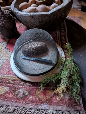 Elevador de mesa de madera antiguo primitivo con artículos de cabina antiguos Shoofly Early Foto 1 de 4