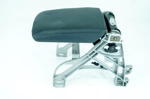 17-19 Audi A4 Premium OEM Consola central delantera Apoyabrazos Tapa y soporte de montaje 5107 - Imagen 1 de 20