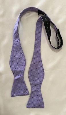 Pajarita para hombre DKNY hecha en China púrpura geométrica de seda  Foto 1 de 3