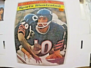 Sept 1966 Pro Football w/Chicago Bears Gayle Sayers on Cover - Picture 1 of 1