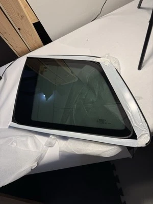 Volvo XC90 2016-2025 trasero izquierdo lado del conductor cuarto ventana cristal OEM 32244139 Foto 1 de 4