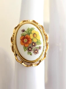 Vintage 1970s Avon Floral Porcelain Locket Ring Goldtone Sz 5-6 -Signed - Picture 1 of 7